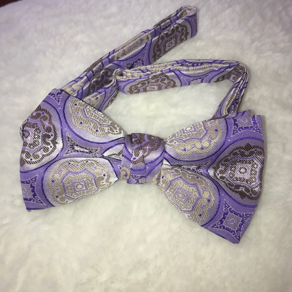 **SOLD**New Pre-tied Adjustable Men’s Bow Tie in Purple